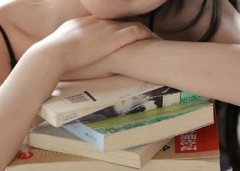 为何大家都爱在51吃瓜网站里做‘吃瓜群众’，就像全职工作一样呢？