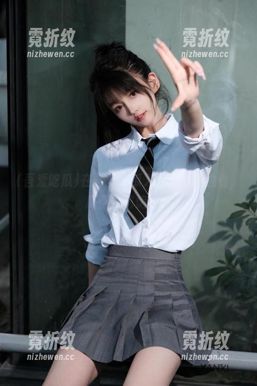 吾爱吃瓜 在吾爱吃瓜入口,边吃边看,瓜都快吃饱了。