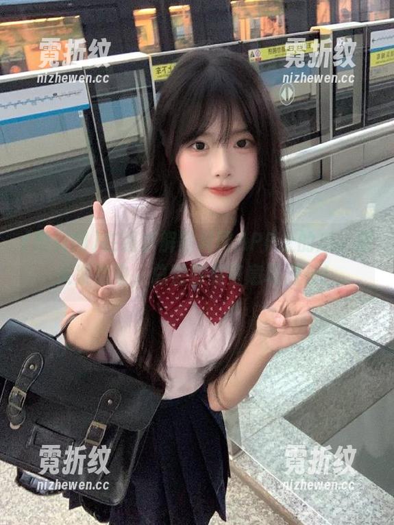 在线求解黑料网APP上的瓜，眉头紧锁中，总觉得有些意味深长！